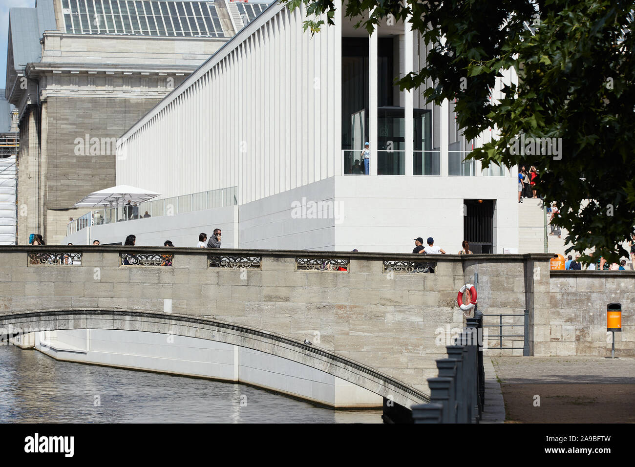 12.08.2019, Berlin, Berlin, Germania - Il James Simon Gallery visto dal piacere giardino. Il nuovo edificio dall'architetto David Chipperfield è il v Foto Stock