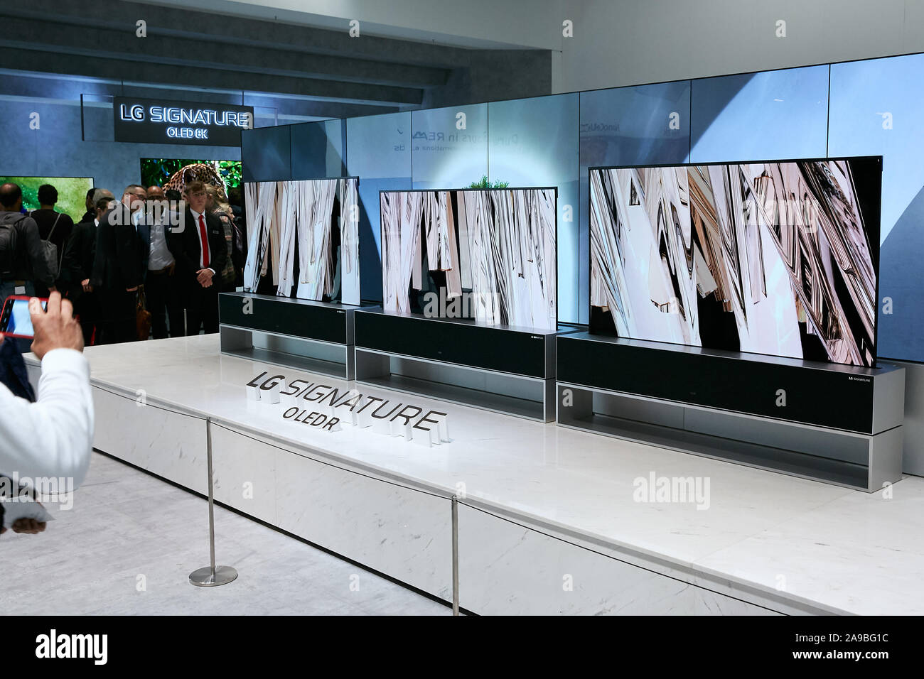 06.09.2019, Berlin, Berlin, Germania - LG presenta il nuovo flessibile di televisori a schermo piatto con tecnologia OLED tecnologia R all'IFA. I dispositivi possono essere motorizzati e Foto Stock