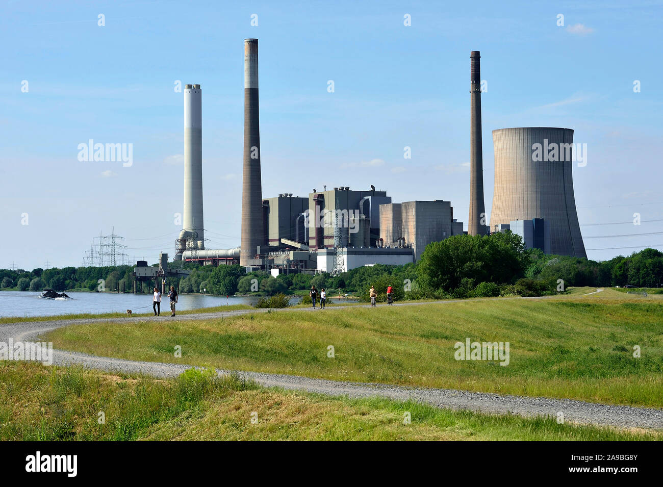 01.06.2019, Dinslaken, Renania settentrionale-Vestfalia, Germania - Rheinauen di Dinslaken - sullo sfondo la Voerde power station. 0RL190601D034CAROEX.jpg Foto Stock