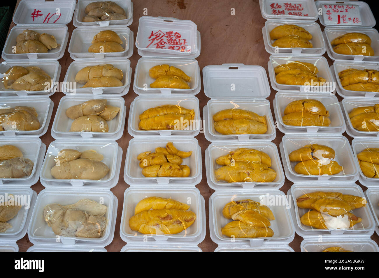 06.02.2019, Singapore , Singapore - Fresh Durians avvolto nella pellicola trasparente in corrispondenza di una pressione di stallo di Chinatown. 0SL190206D008CAROEX.JPG [modello di rilascio: non applicabile Foto Stock