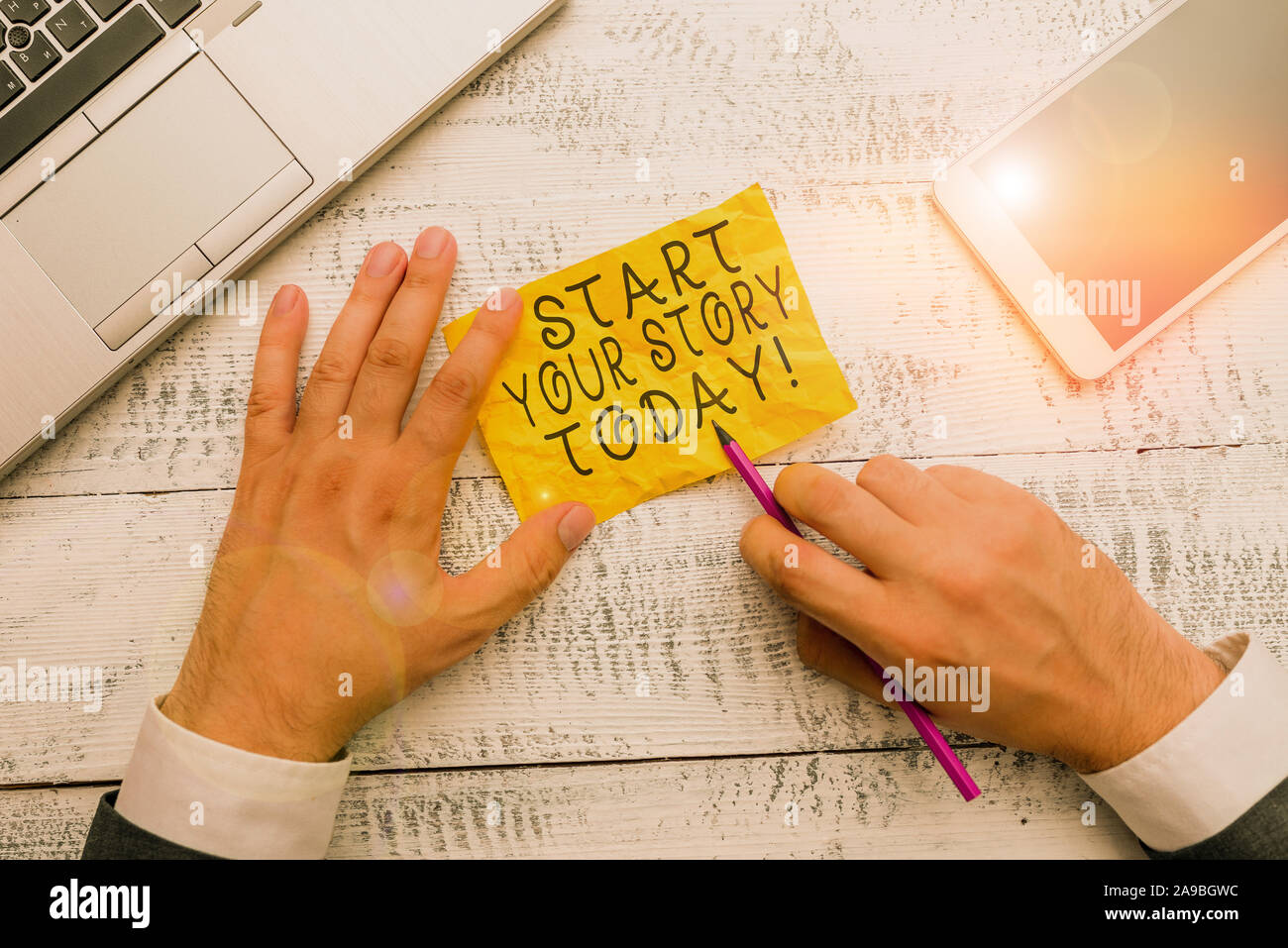 Segno di testo mostra inizia la tua storia di oggi. Business photo testo duro lavoro su se stessi e iniziare da questo momento mano tenere nota la carta vicino a dotare di scrittura Foto Stock