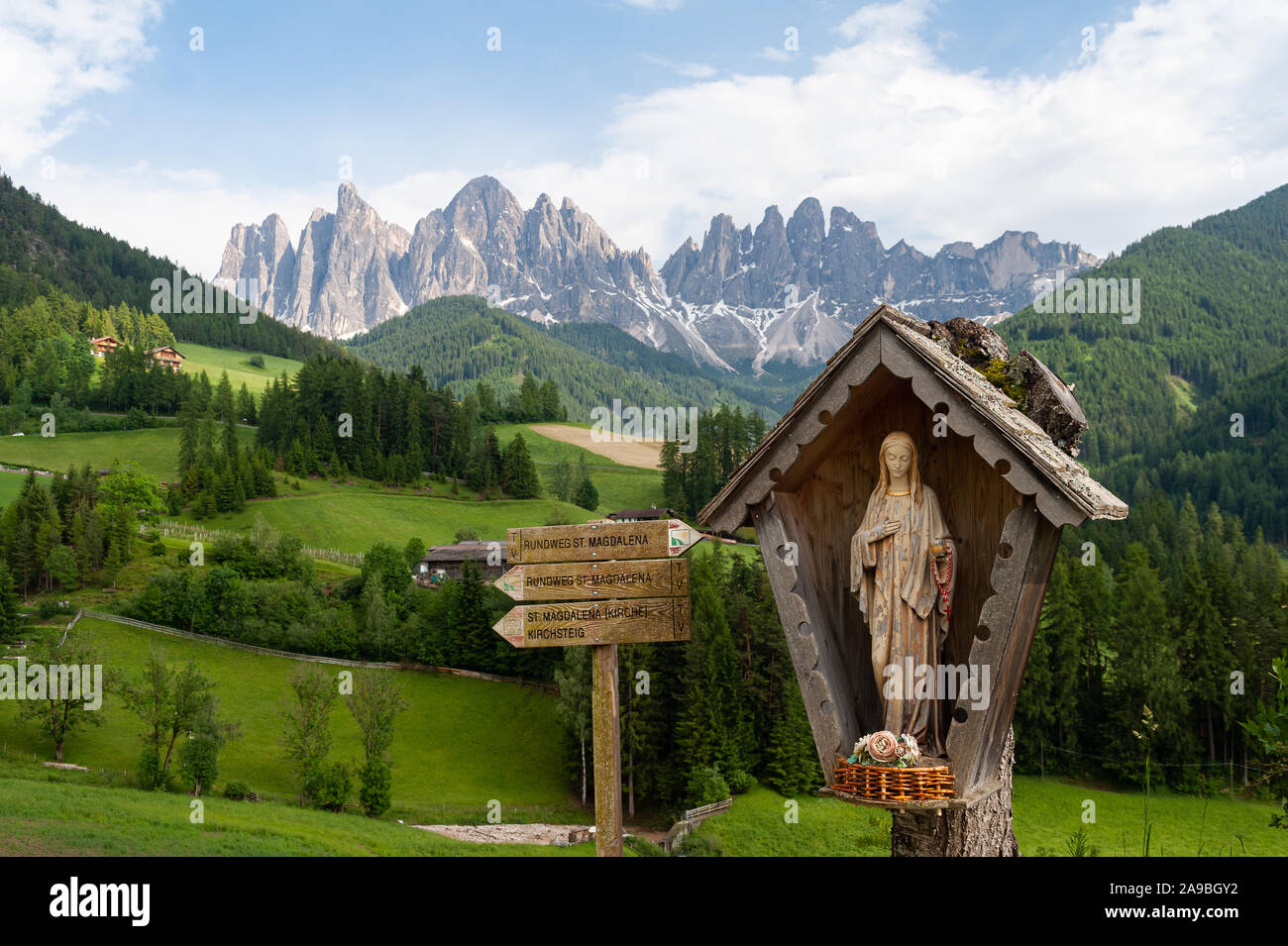 20.06.2019, Villnoess, Alto Adige, Italia - Il parco in Villnoesstal con le montagne delle Dolomiti del Puez Odle. 0SL190620D002CA Foto Stock