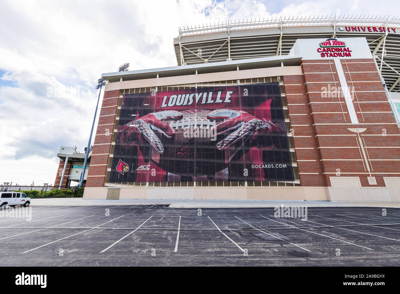 L'Università di Louisville Papa John's Cardinale Stadium è stato di recente rinnovato per essere in grado di raggiungere una capacità di 55.000 per la loro squadra di calcio. Foto Stock