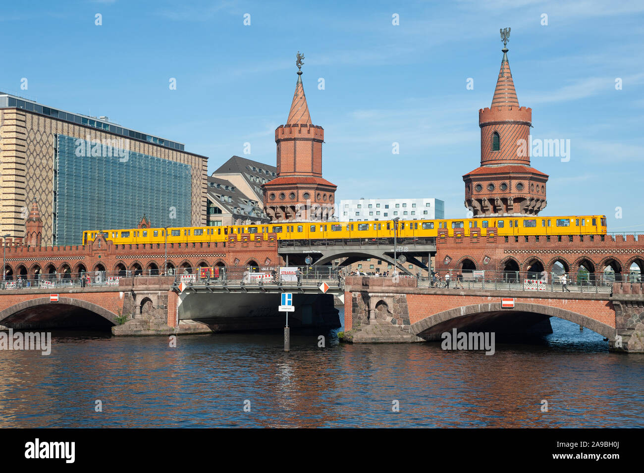 24.06.2019, Berlin , Germania - una metropolitana attraversa la Oberbaumbruecke, che collega i due quartieri Kreuzberg e Friedrichshain e attraversa la SP Foto Stock