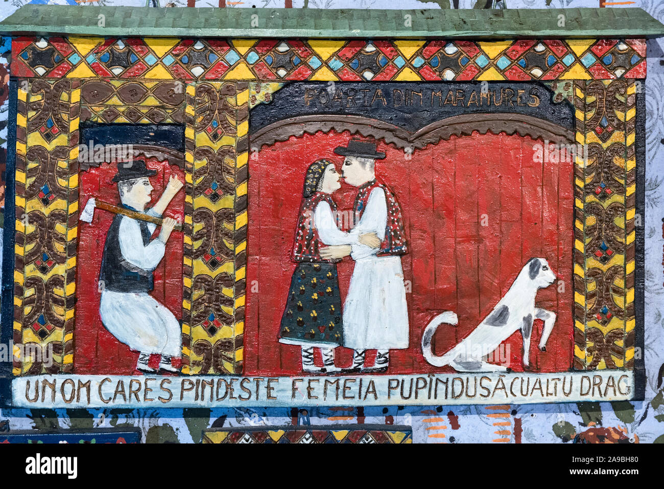 Săpânța, Maramureş, Romania. Intaglio del legno da Stan Ioan Pătraș, creatore del cimitero allegro - un uomo di tornare a casa e di trovare la sua moglie con il suo amante Foto Stock
