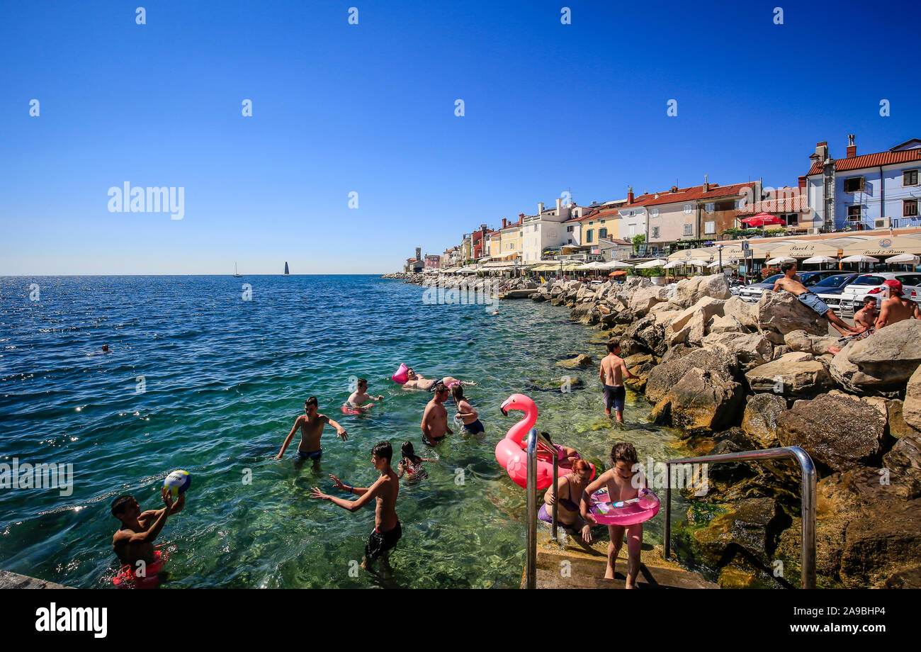 29.06.2019, pirano, Istria, Slovenia - vita di spiaggia presso la spiaggia della città della città portuale di pirano al Mar Mediterraneo. 00x190629D215CAROEX.JPG [modello REL Foto Stock