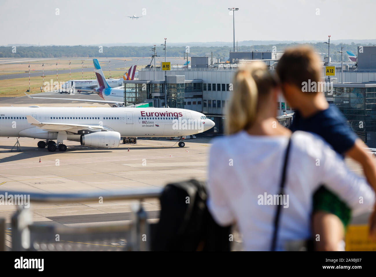 04.08.2019, Duesseldorf, nella Renania settentrionale-Vestfalia, Germania - Eurowings parco aeromobili al gate, Duesseldorf International Airport, DUS, spettatori su Foto Stock