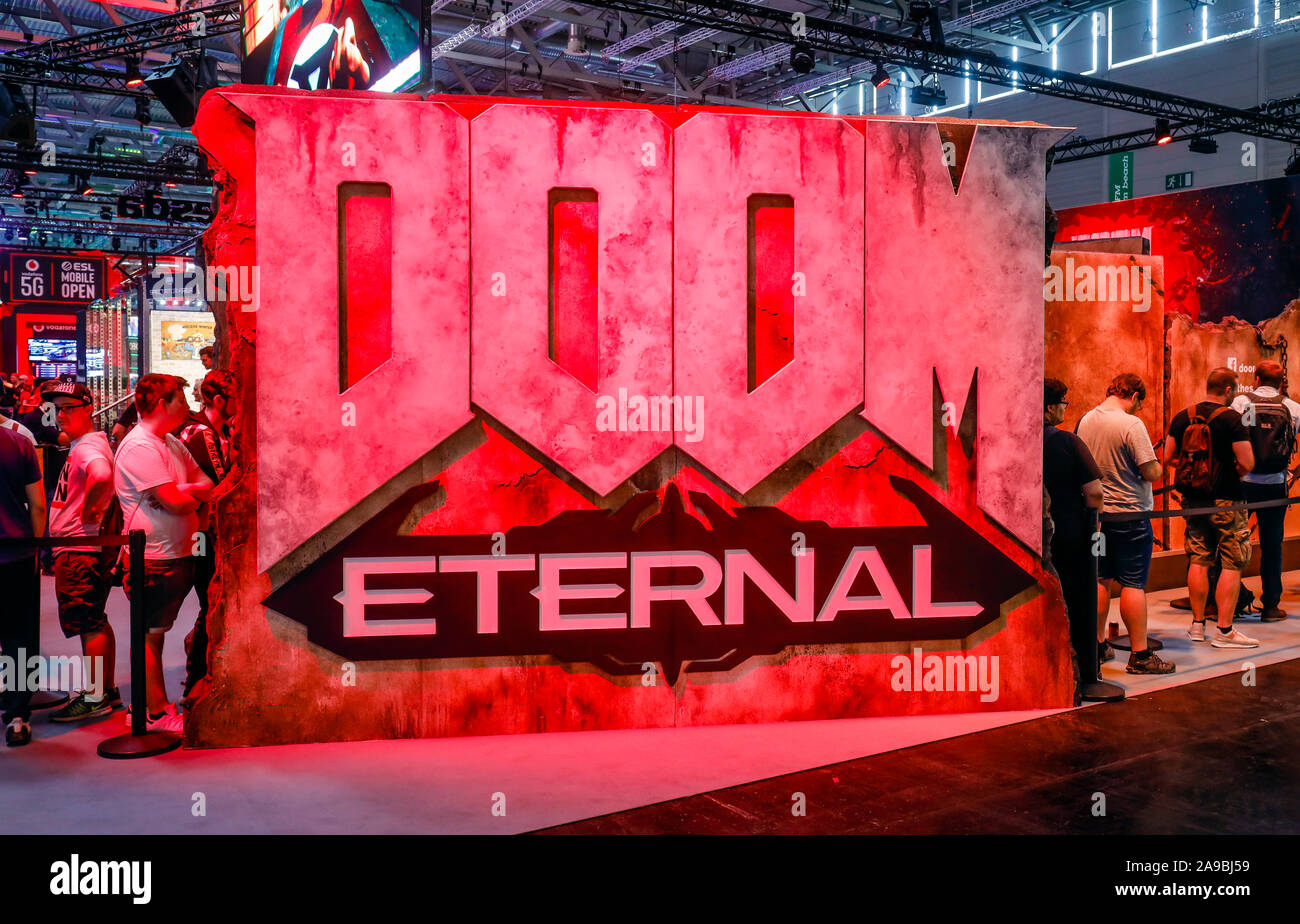 20.08.2019, Colonia, nella Renania settentrionale-Vestfalia, Germania - Gamescom, giovani i visitatori della fiera sono in attesa in una coda per essere autorizzato a riprodurre il DOOM Etern Foto Stock