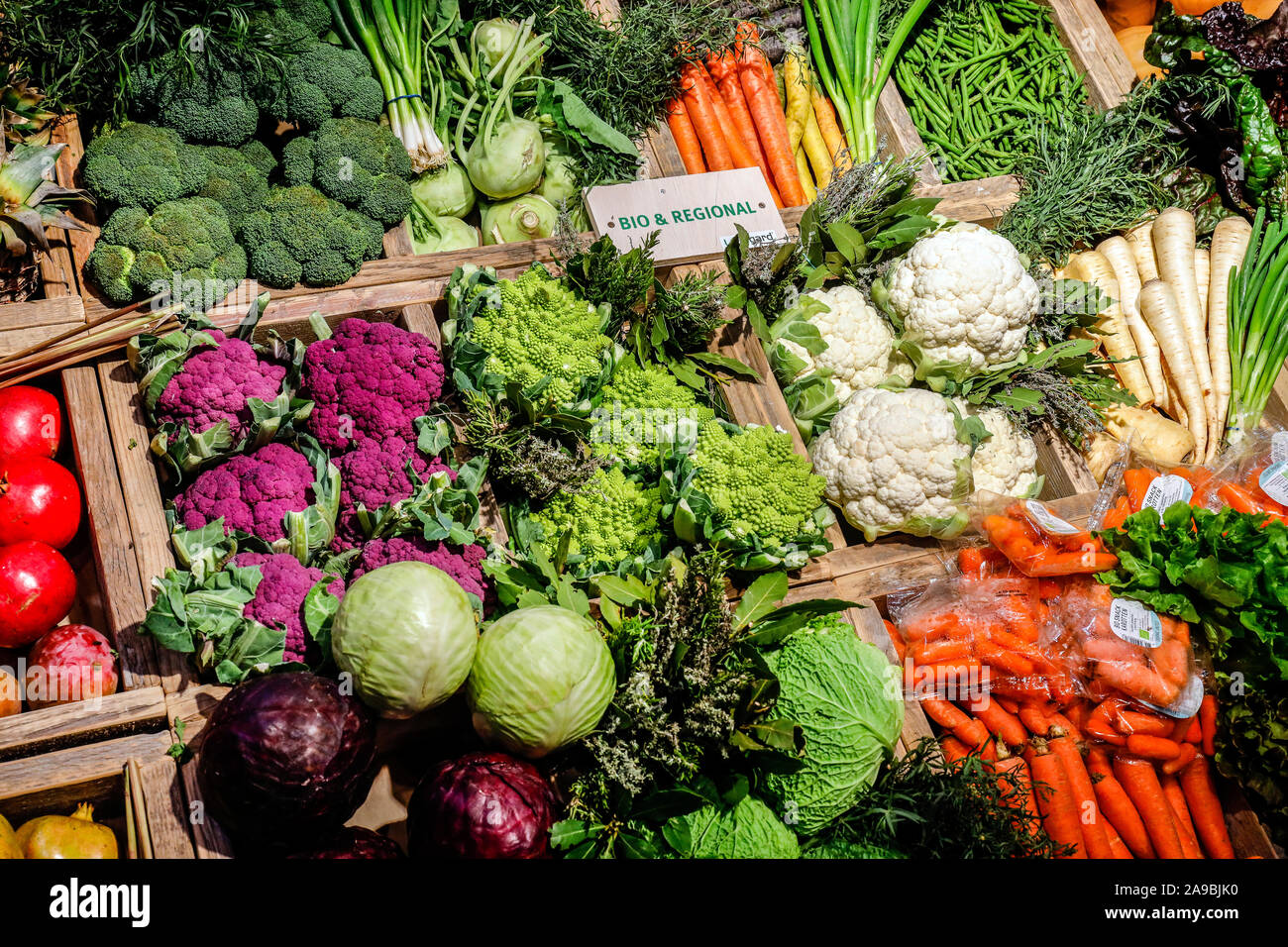 09.10.2019, Colonia, nella Renania settentrionale-Vestfalia, Germania - organici regionali di ortaggi in un contatore di vegetali al mercato organico all'ANUGA Food Fair Foto Stock