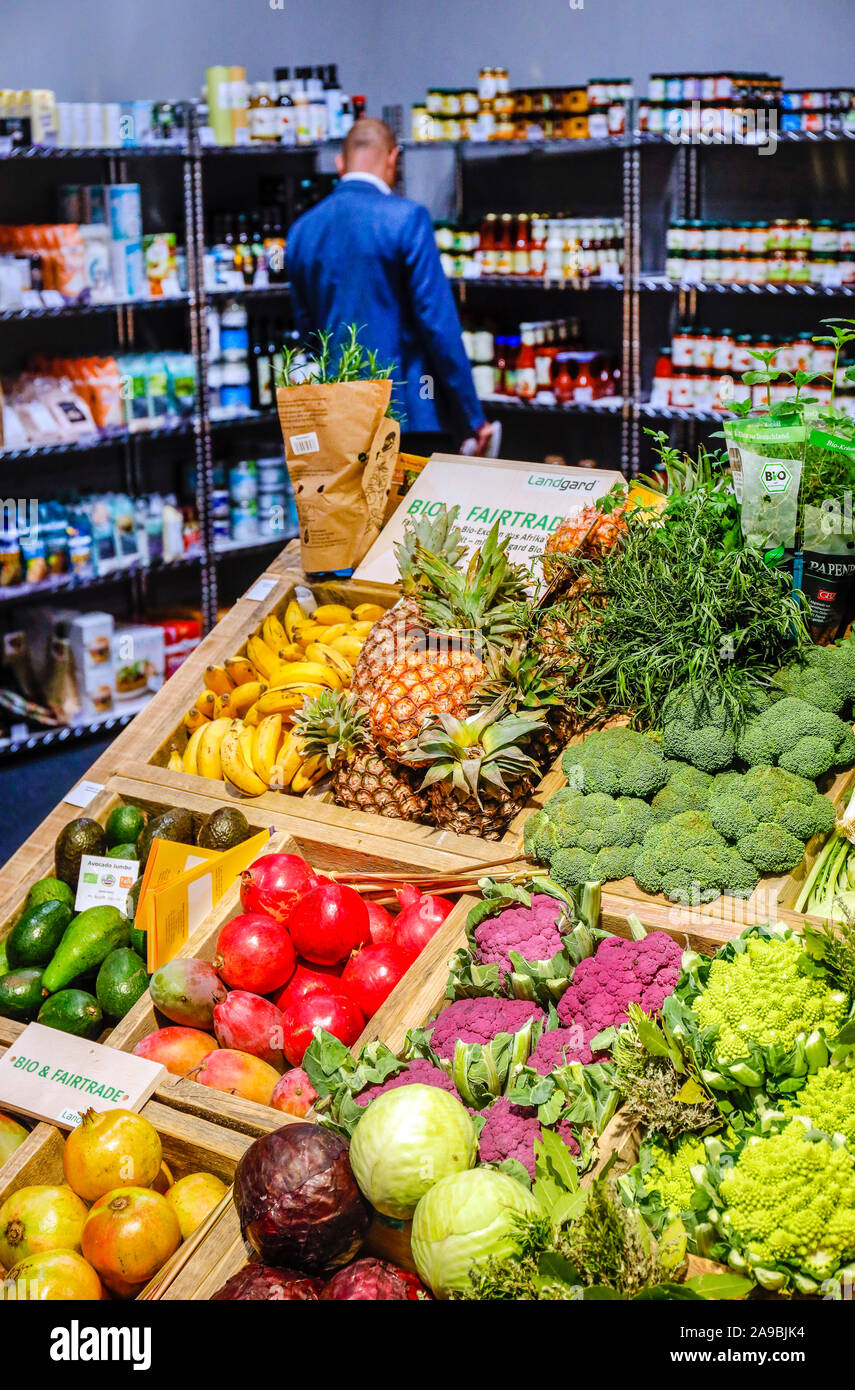 09.10.2019, Colonia, nella Renania settentrionale-Vestfalia, Germania - UE Organici ortaggi e frutta biologica in un contatore di vegetali dalla cooperativa di produttori la Foto Stock