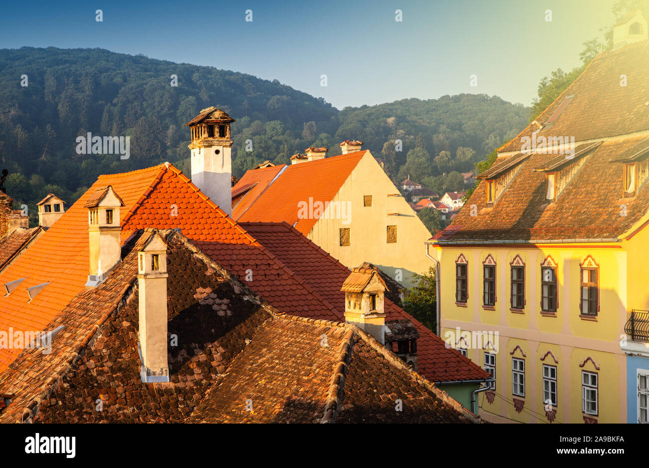 Mattina sui tetti della città vecchia di Sighisoara, Transilvania Foto Stock