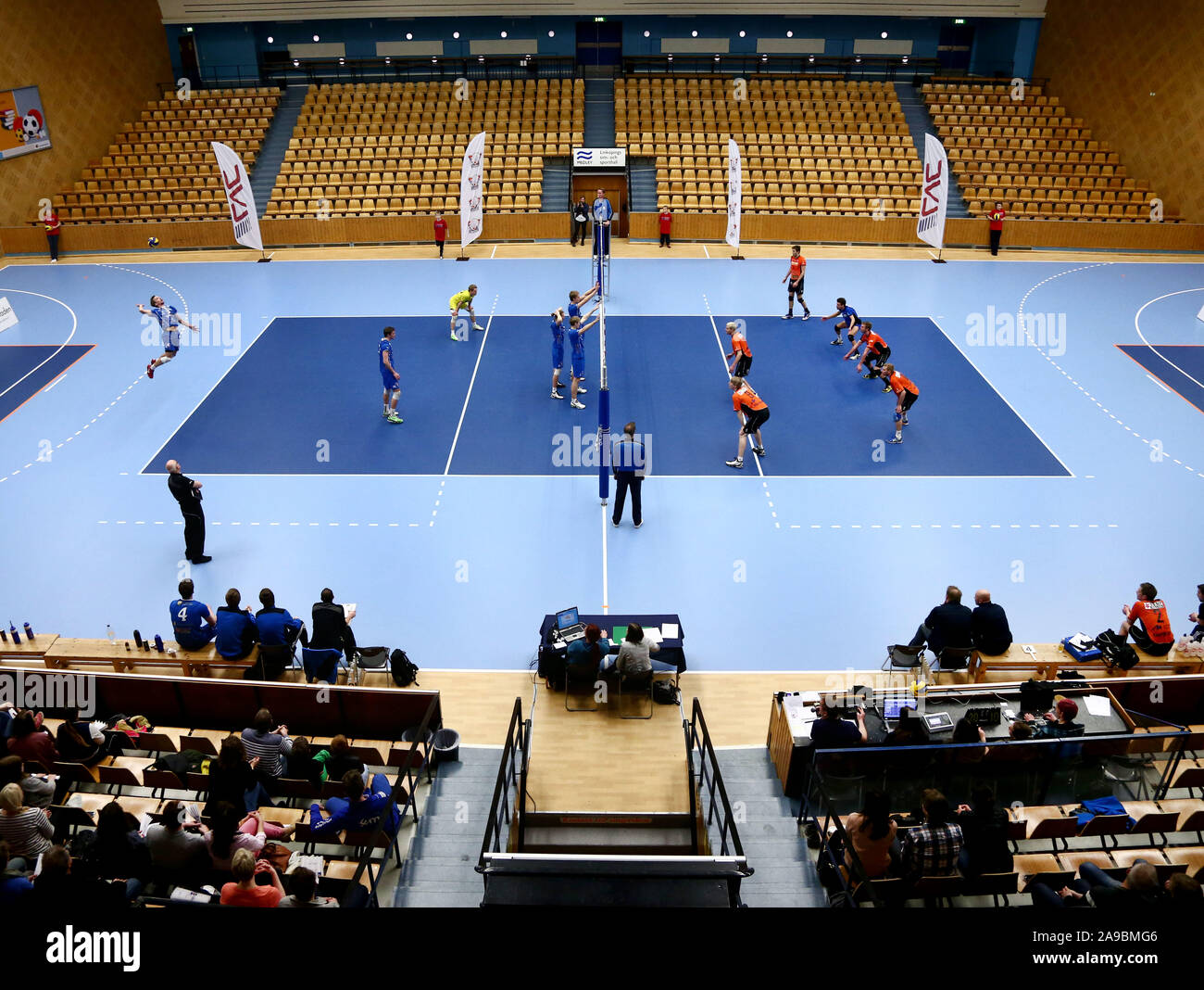 Volley-ball match in una sala sportiva.Photo Jeppe Gustafsson Foto Stock