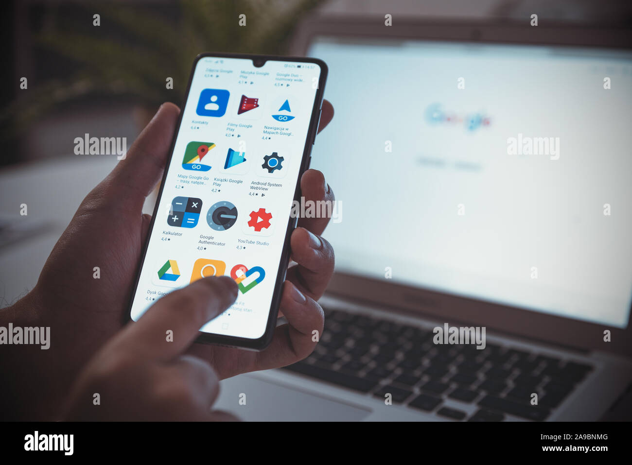 Wroclaw, Polonia - Ott 23, 2019: Google apps icone su Huawei P30 schermo. Google LLC è una multinazionale americana tecnologia azienda specializzata in Foto Stock