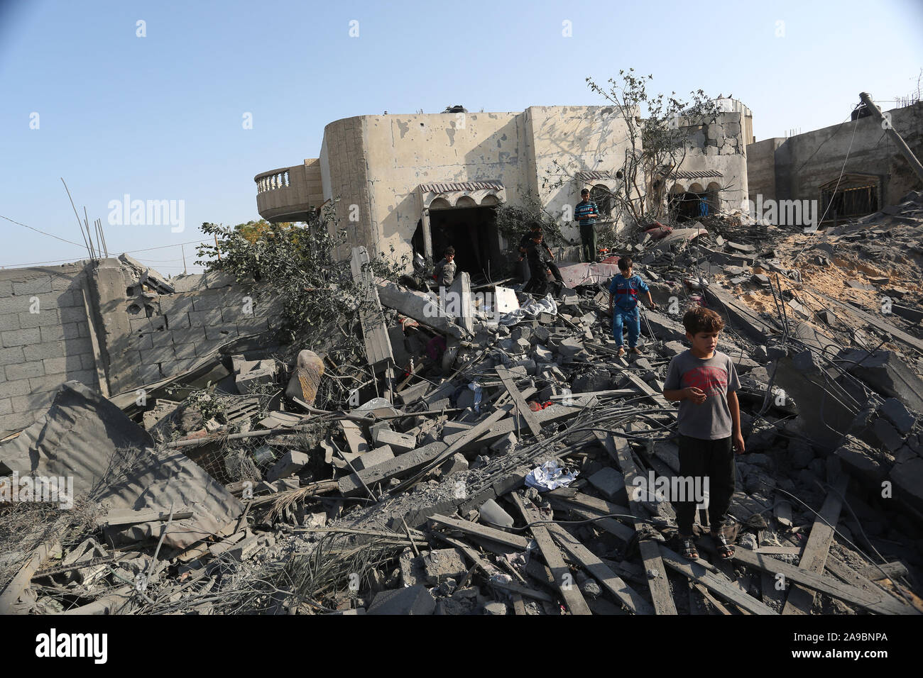 Palestinesi verificare la distruzione a seguito di un attacco aereo israeliano nel sud della striscia di Gaza, il Nov 14, 2019. Foto di Abed Rahim Khatib Foto Stock