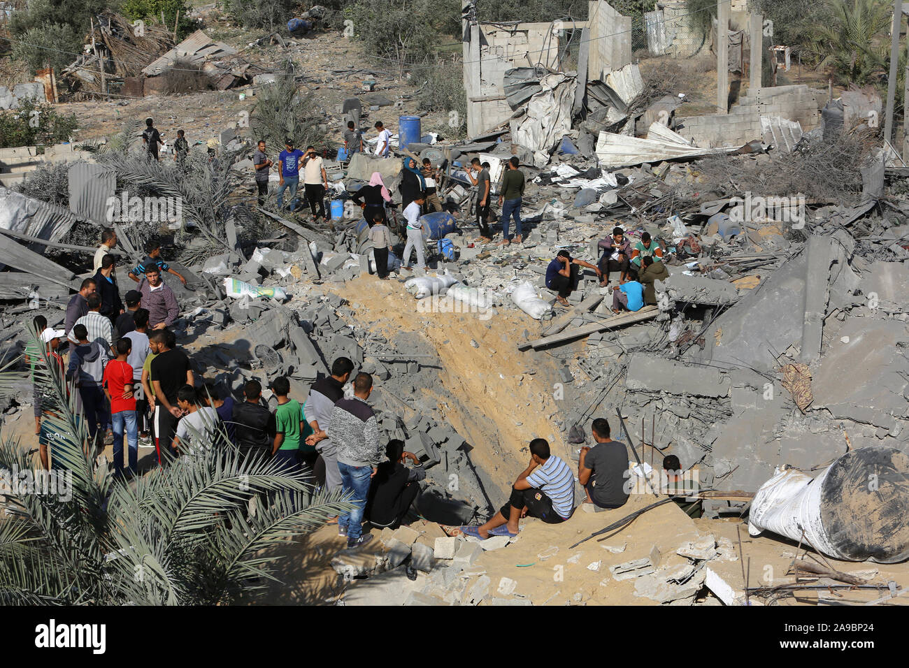 Palestinesi verificare la distruzione a seguito di un attacco aereo israeliano nel sud della striscia di Gaza, il Nov 14, 2019. Foto di Abed Rahim Khatib Foto Stock