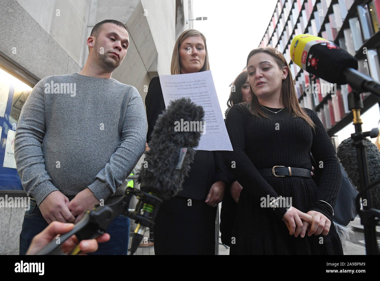 Alfie della zia Ashleigh Jeffrey (destra) parlando al di fuori del Vecchio Bailey a Londra, dopo Stephen Waterson era stato imprigionato per sette anni e sei mesi dopo ha ammesso la frantumazione la sua ragazza giovane figlio, Alfie Agnello, a morte con un sedile di vettura. Foto Stock