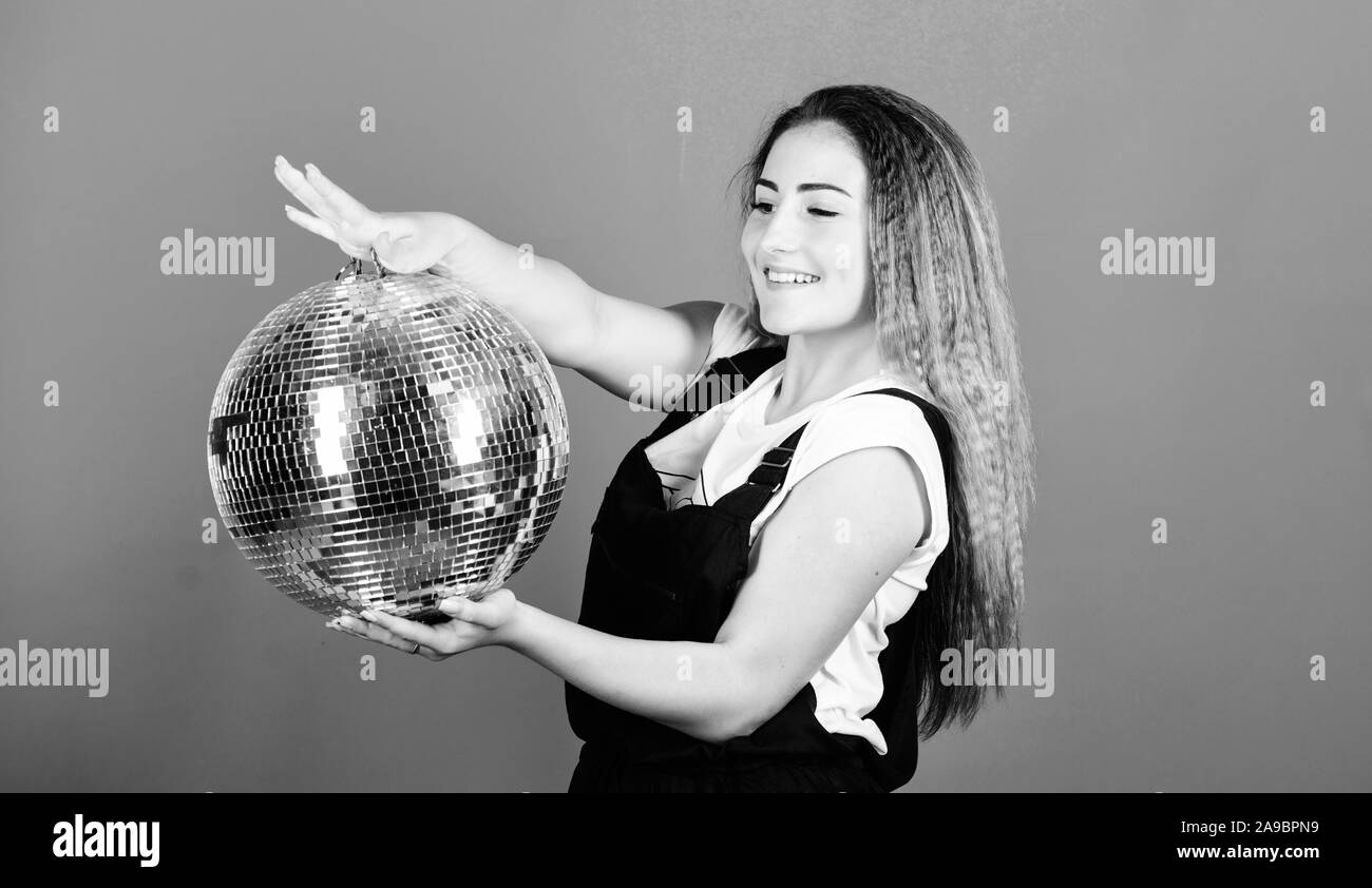 Miglior party. nuovo anno di vacanza. event manager. La vita notturna concetto. pronto per divertirsi. felice festa di compleanno. discoteca. celebra la vacanza. ragazza con palla da discoteca. party goer consente di danza. Foto Stock