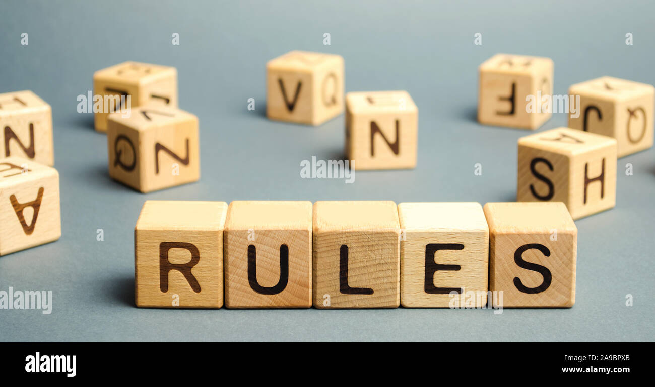 Blocchi di legno con la parola regole. Impostazione di regole, leggi. La legislazione. I religiosi e le tradizioni popolari. Foto Stock