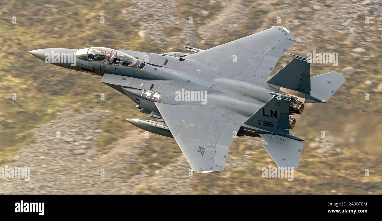 F-15E Strike Eagles "Raider volo', dalla 48th Fighter Wing a RAF Lakenheath, basso livello battenti in Mach Loop, LFA7, Snowdonia, Wales, Regno Unito. Foto Stock