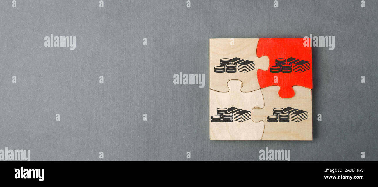 Puzzle in legno con immagine di denaro. Trattenere il denaro e la Commissione. Tasse e imposte. L'onere delle tasse. Reddito netto. I costi. Ebitda. Business e Foto Stock