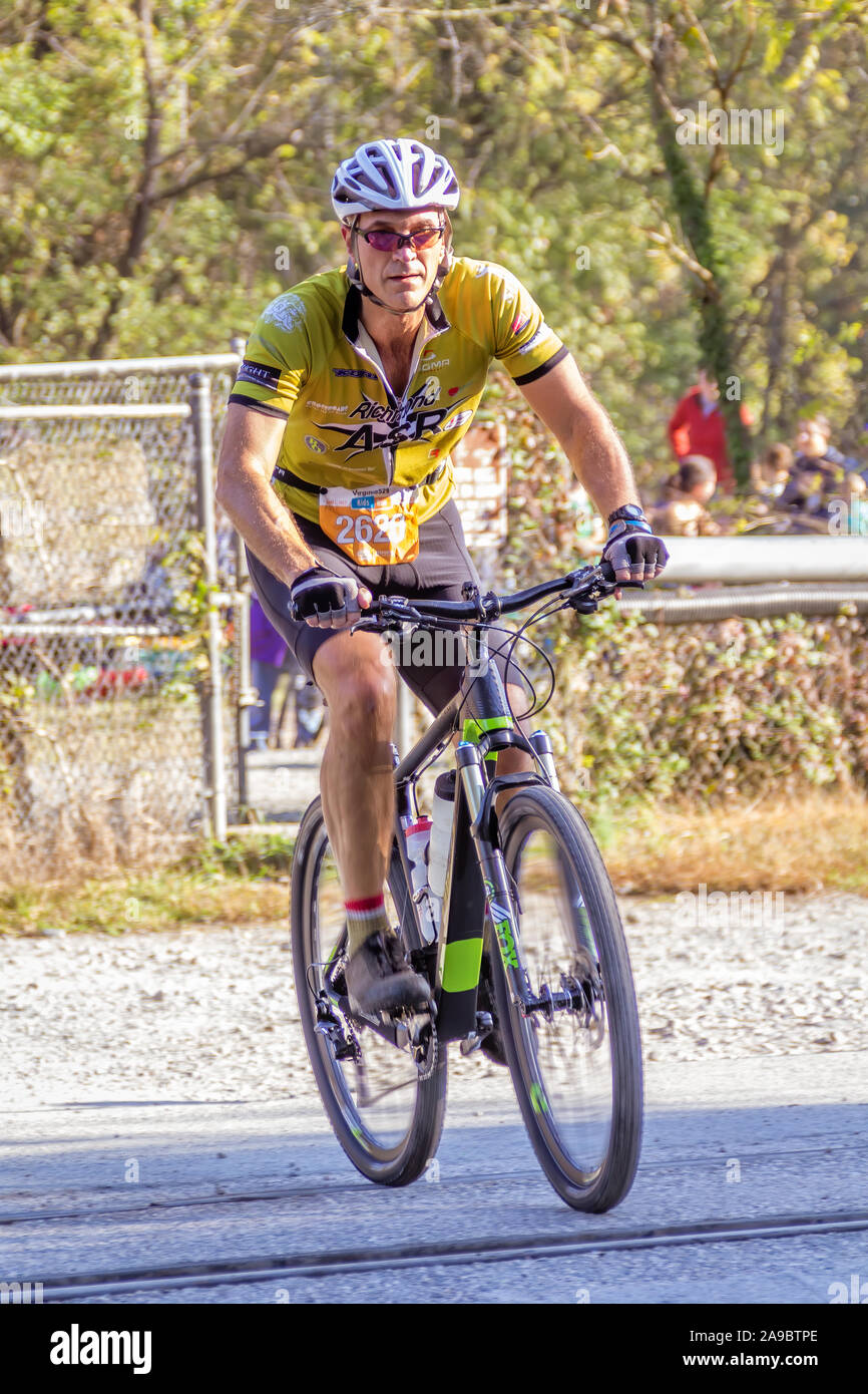 Ciclista competere nel "Re del James' triathlon. Foto Stock
