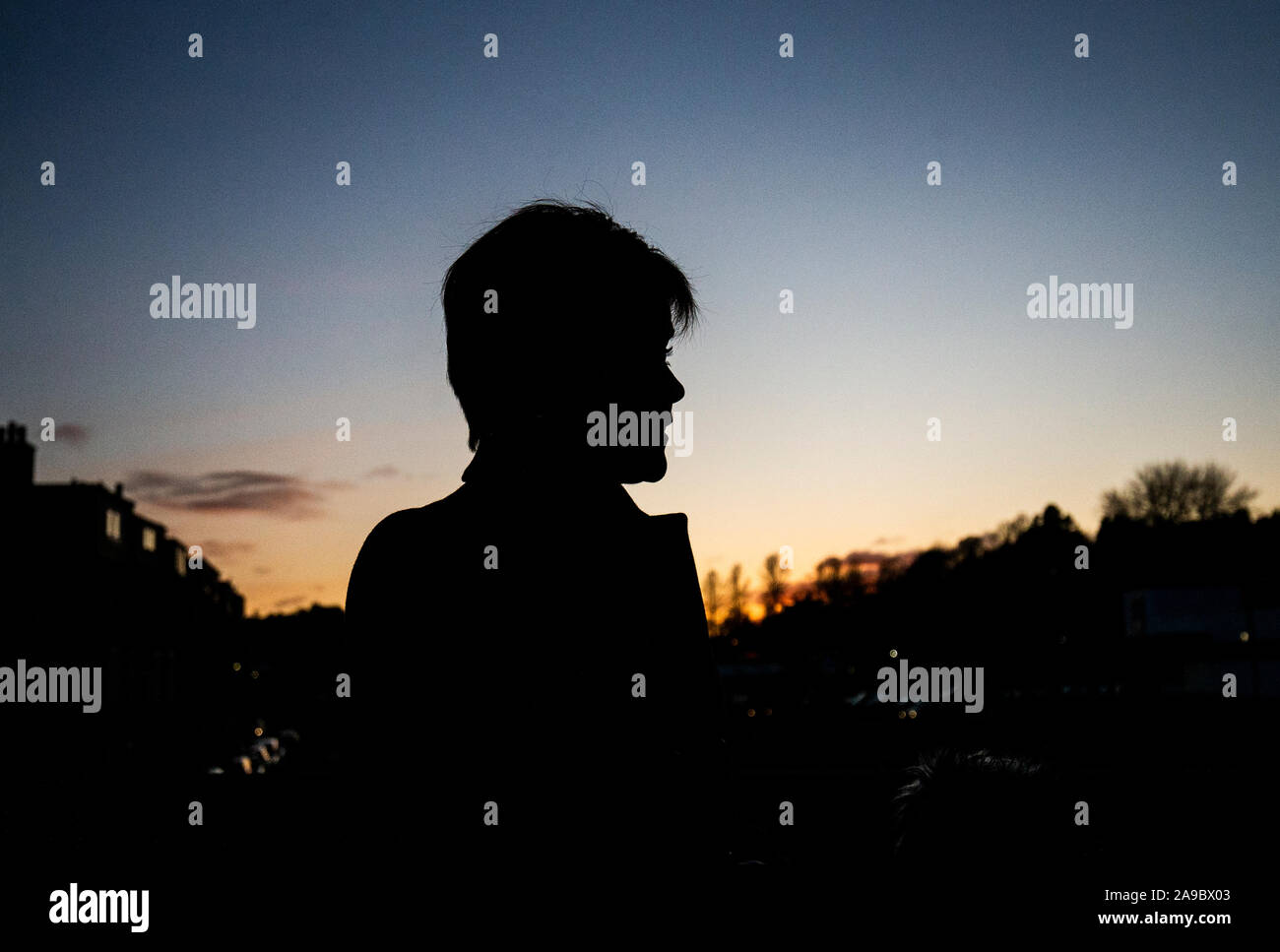 SNP leader Nicola parla di storione al media durante una visita a Hawick, in Scottish Borders, durante la campagna elettorale del trail. Foto Stock