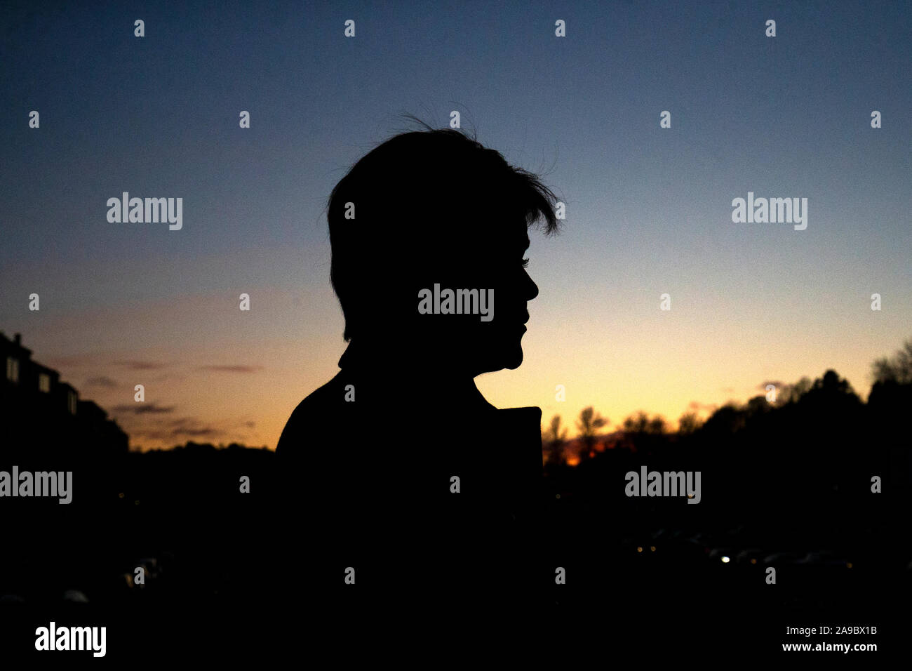 SNP leader Nicola parla di storione al media durante una visita a Hawick, in Scottish Borders, durante la campagna elettorale del trail. Foto Stock