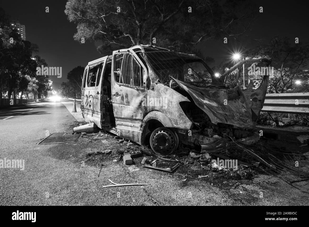 Il bruciato veicolo polizia di Hong Kong è completamente bruciato in strada dai manifestanti a causa della anti-sommossa dimostrazione Foto Stock