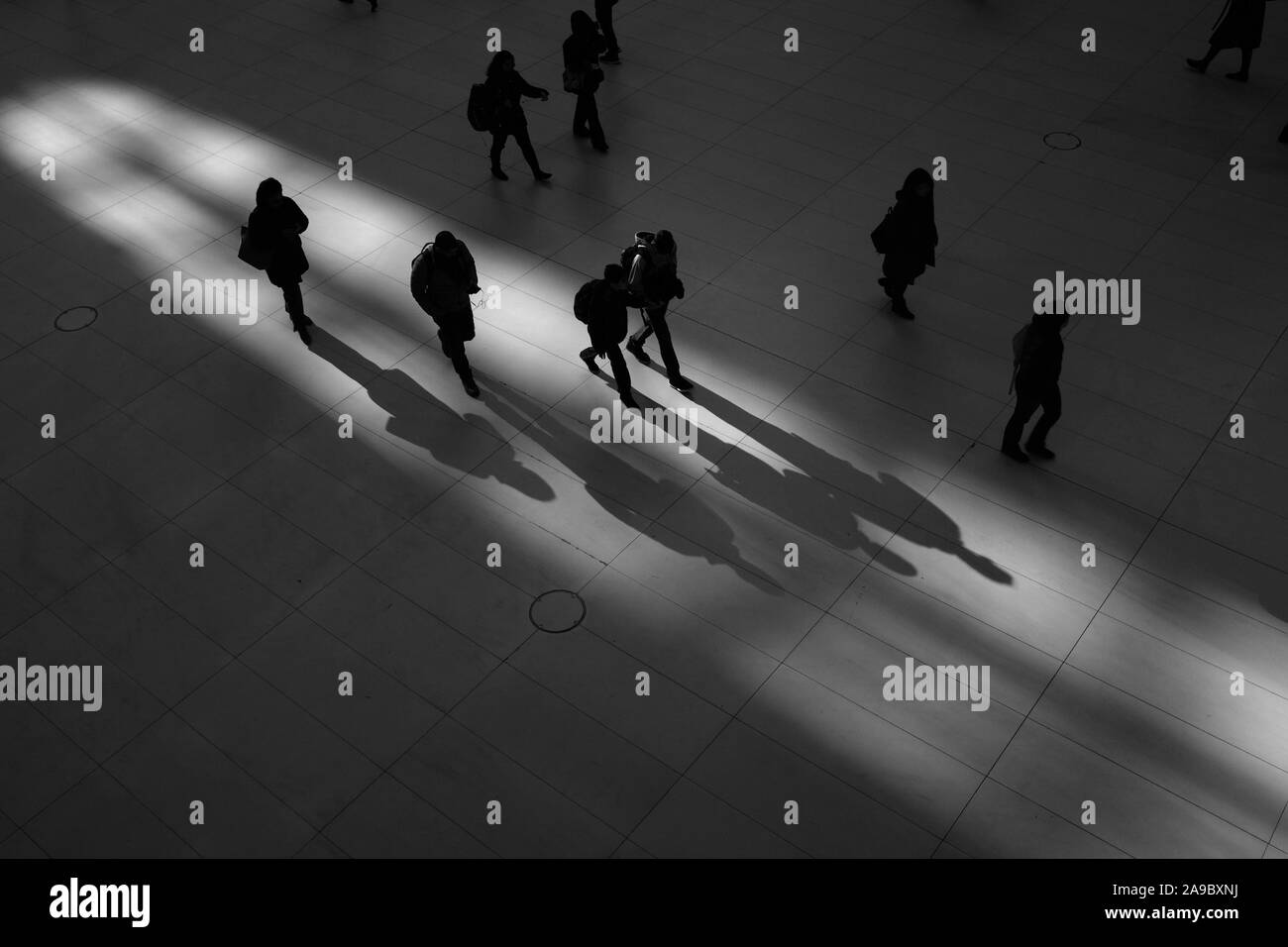 L'Oculus New York City con persone che camminano nell'ombra del tardo pomeriggio Foto Stock