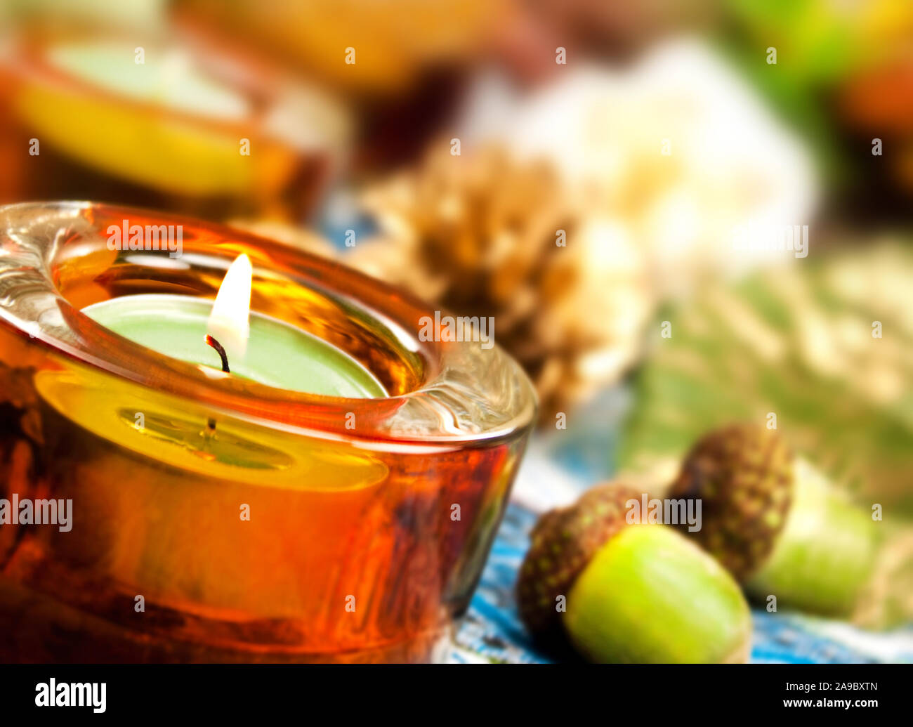 Decorazione autunnale con candele e frutta Foto Stock