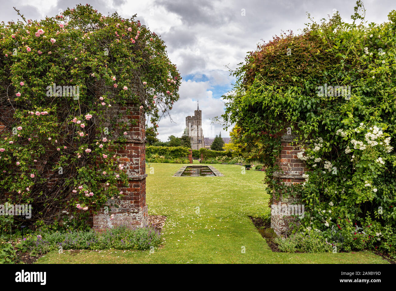 La Chiesa di Santa Croce vista da giardini murati a Goodnestone Park, Goodnestone, Dover, Kent, Regno Unito Foto Stock