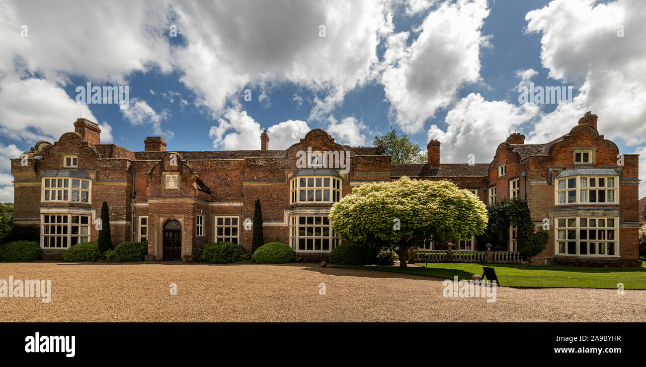 Godinton House & Giardini sotto un cielo blu e nuvole, Ashford, Kent Foto Stock