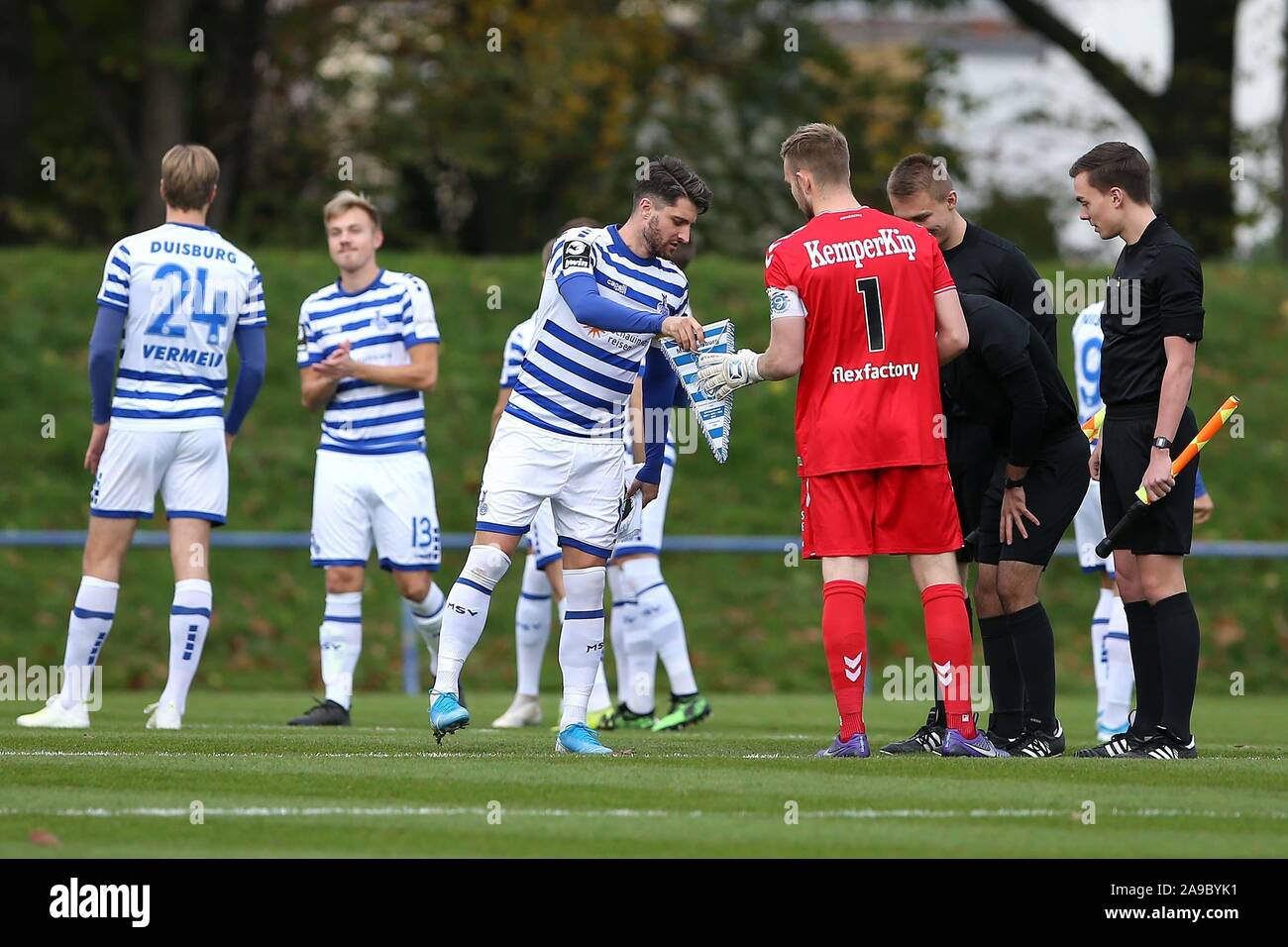 Duisburg, Deutschland. Xiv Nov, 2019. firo: 14.11.2019 calcio, 3 lega, stagione 2019/2020 MSV Duisburg - de Graafschap Doetinchem, TEST Moritz Stoppelkamp (# 10 MSV Duisburg) e portiere Hidde Jurjus (# 1, de Graafschap Doetinchem) sono lo scambio delle fiamme nel sondaggio. | Utilizzo di credito in tutto il mondo: dpa/Alamy Live News Foto Stock