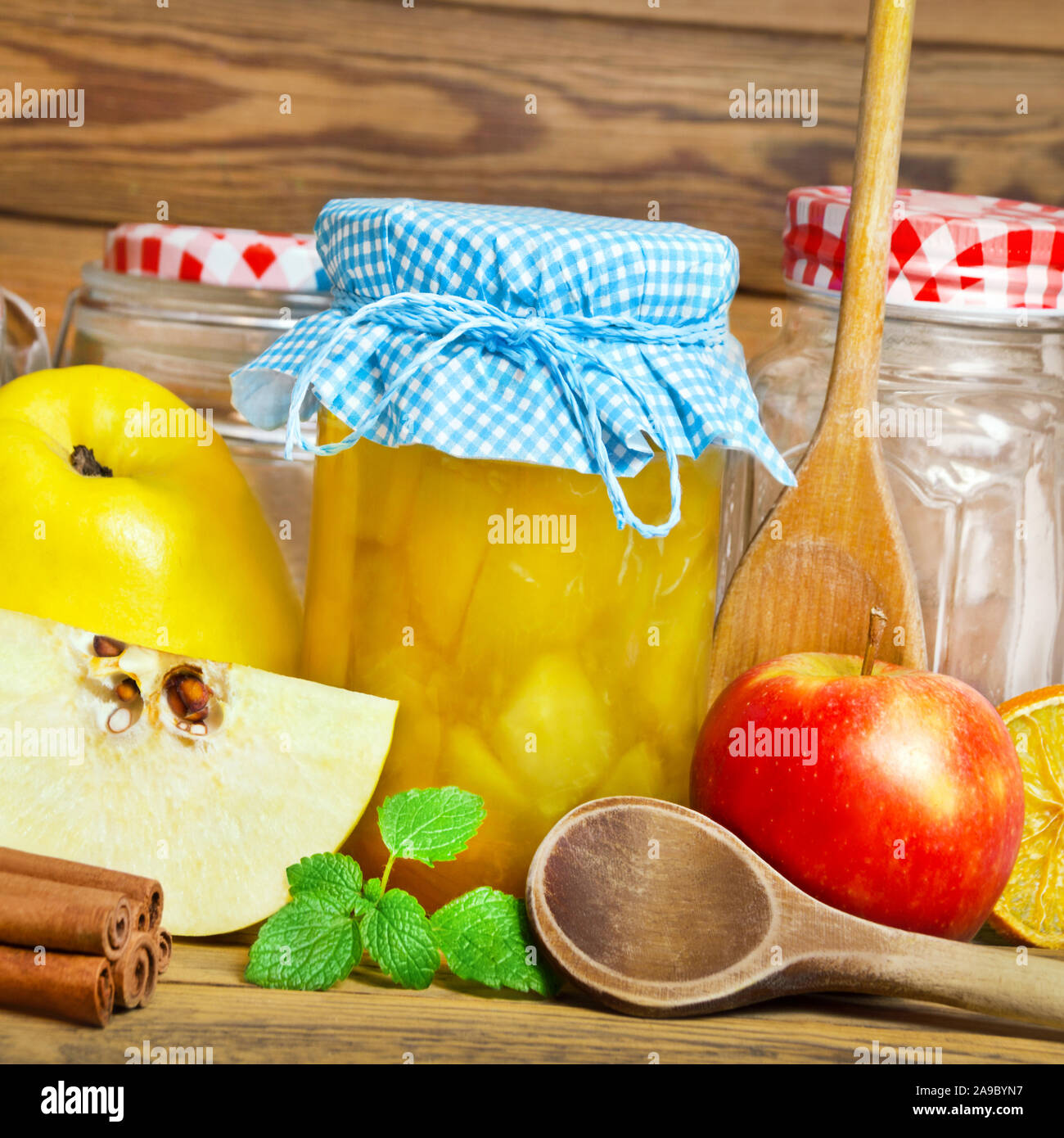 Cucinare mele e Quinces Foto Stock