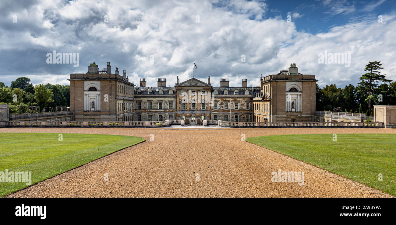 Woburn Abbey con un cielo blu e nuvole, Woburn, Bedfordshire, England, Regno Unito Foto Stock