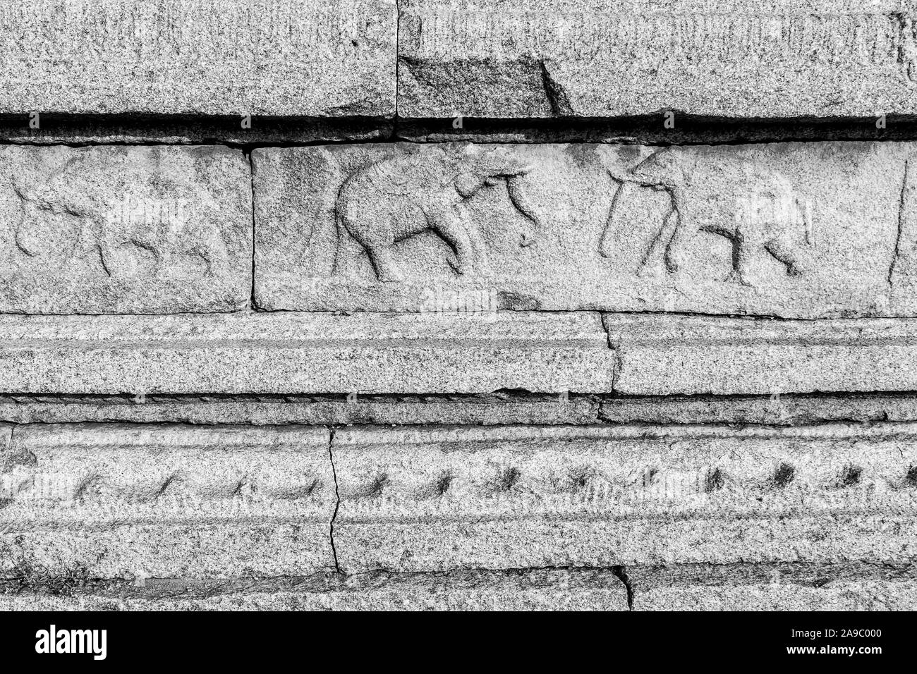 In bianco e nero il bassorilievo di un tempio indù. Sfondo astratti per la progettazione. Monocromatico. Foto Stock