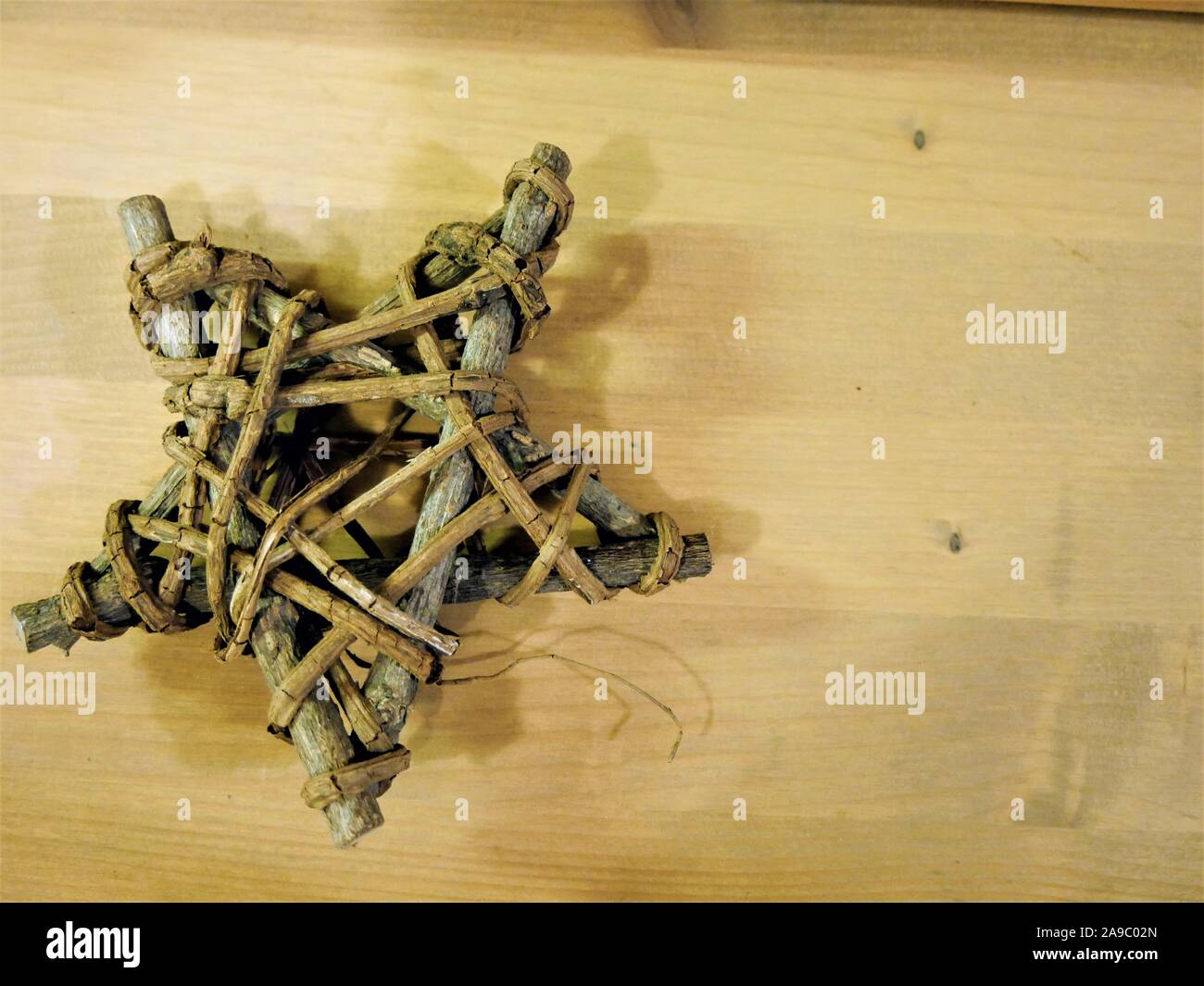 Decorazione di natale - naturale stella di legno Foto Stock