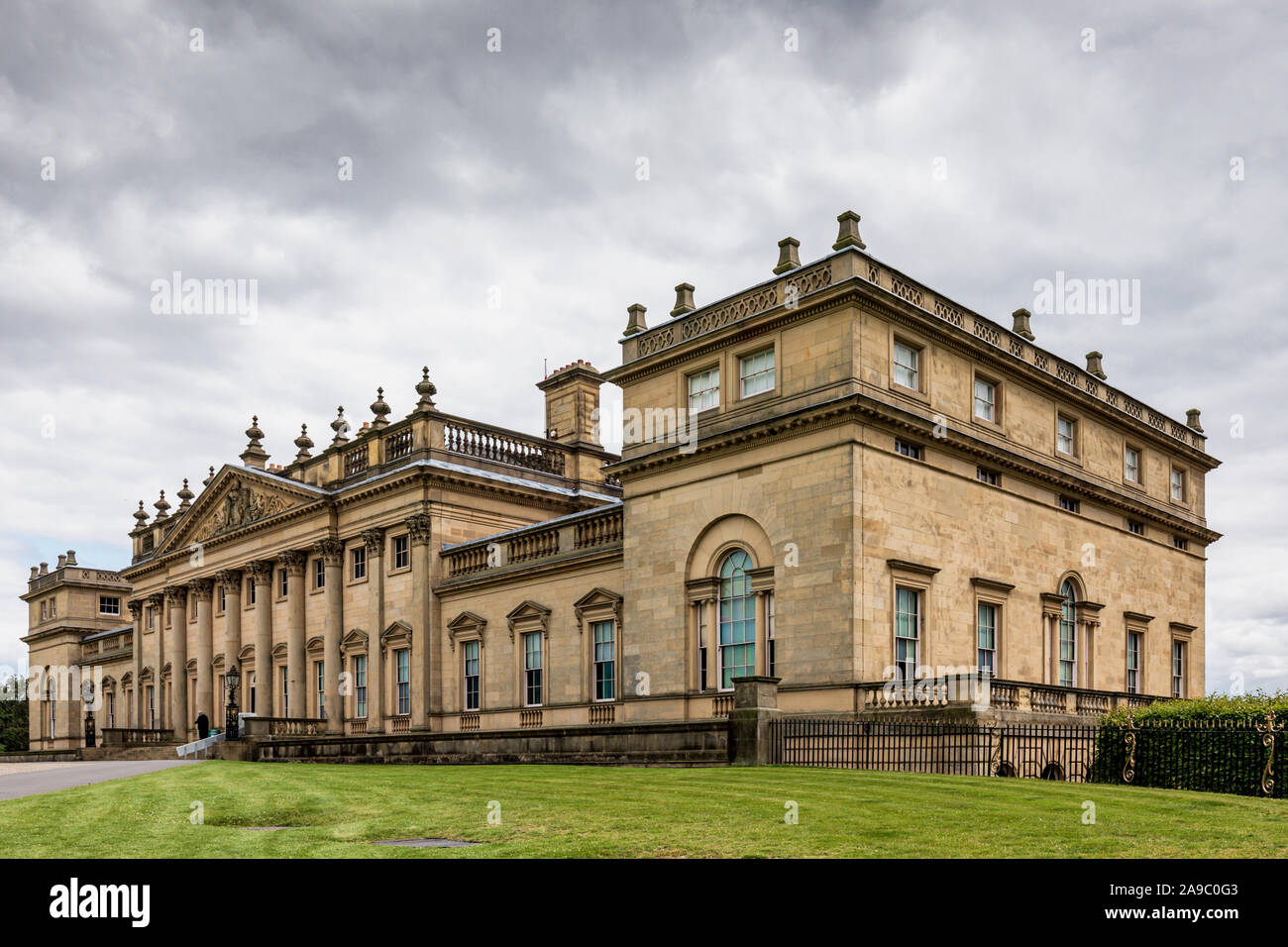 La storica Harewood House e giardini nelle vicinanze Leeds, West Yorkshire, Inghilterra. Progettato dagli architetti Giovanni Carr e Robert Adam. Foto Stock