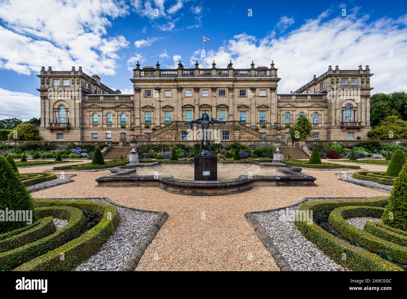 La terrazza del giardino presso la storica Harewood House e giardini nelle vicinanze Leeds, West Yorkshire, Inghilterra. Progettato dagli architetti Giovanni Carr e Robert Adam. Foto Stock