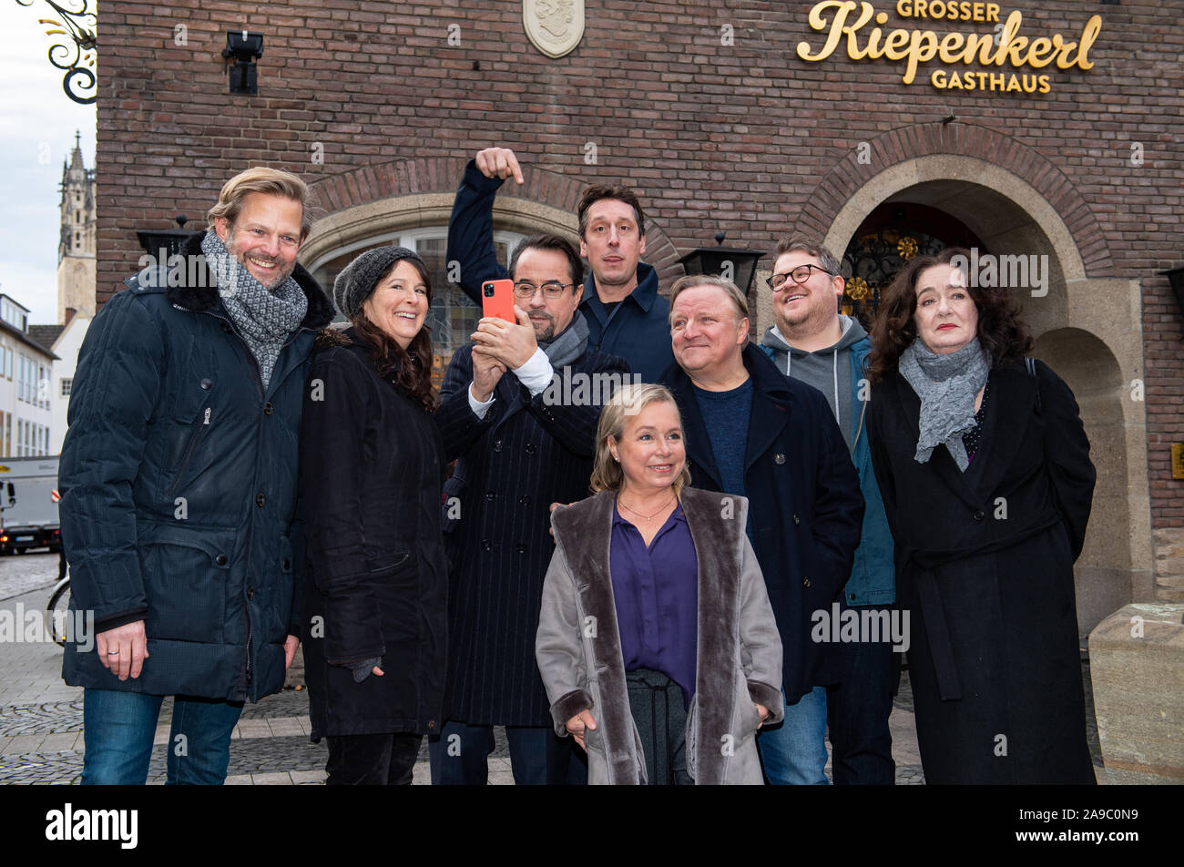 14 novembre 2019, Renania settentrionale-Vestfalia, Münster: Jan Kruse, produttore Baviera Fiction, Sophie Seitz, editor WDR, attore Jan Josef Liefers, attore Hans Löw, attrice ChrisTine Urspruch, attore Axel Prahl, attore Björn Meyer e attrice Mechthild Großmann stand presso il Kiepenkerl, la posizione della nuova scena del crimine 'Limbus' in Münster. Foto: Guido Kirchner/dpa Foto Stock