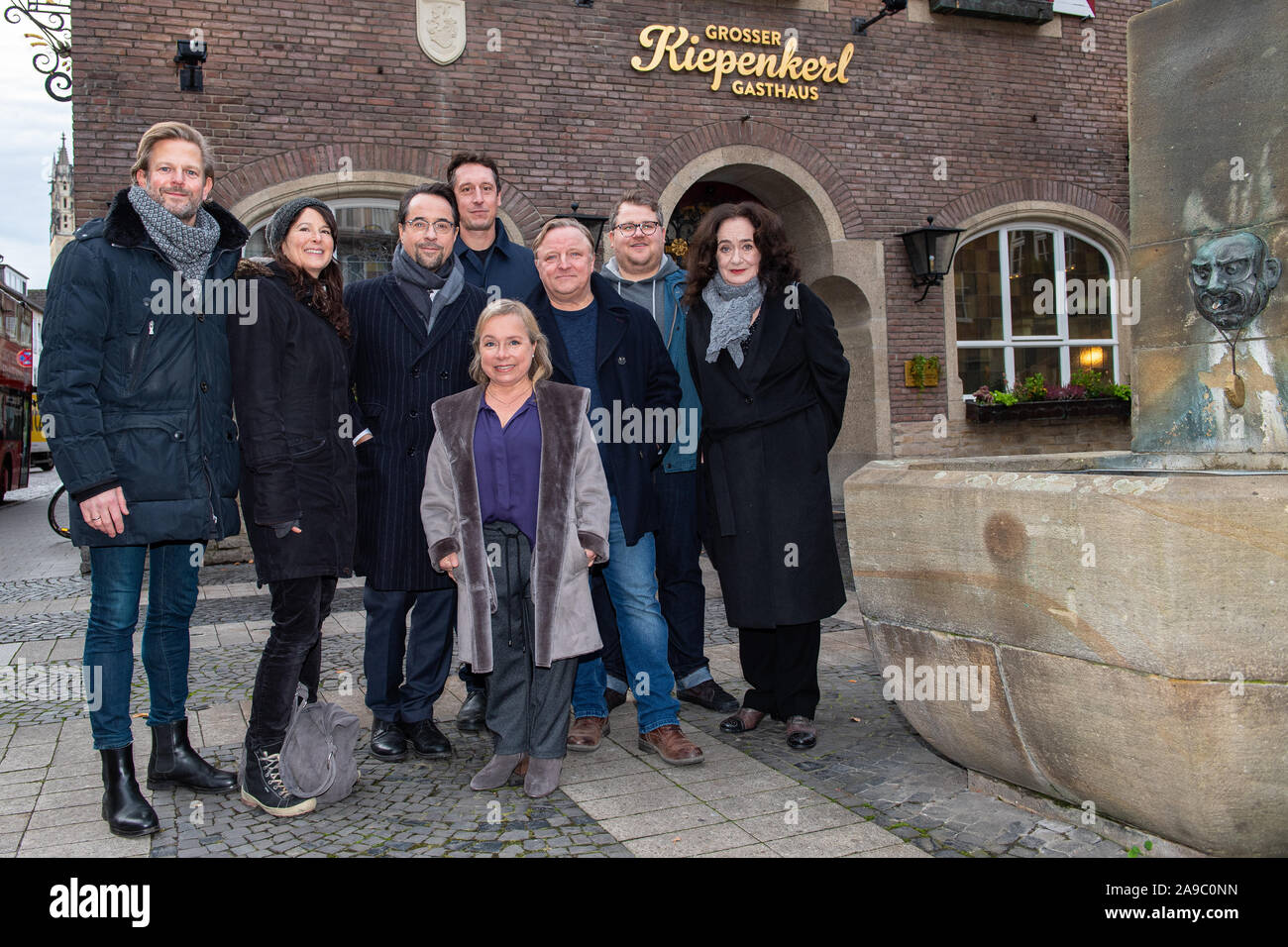 14 novembre 2019, Renania settentrionale-Vestfalia, Münster: Jan Kruse, produttore Baviera Fiction, Sophie Seitz, editor WDR, attore Jan Josef Liefers, attore Hans Löw, attrice ChrisTine Urspruch, attore Axel Prahl, attore Björn Meyer e attrice Mechthild Großmann stand presso il Kiepenkerl, la posizione della nuova scena del crimine 'Limbus' in Münster. Foto: Guido Kirchner/dpa Foto Stock