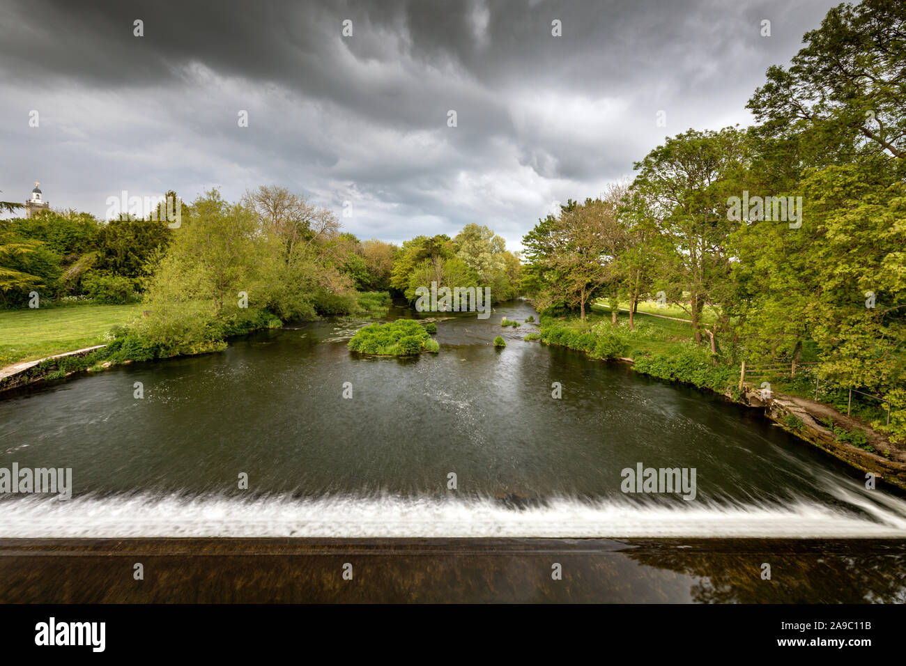 Vista da Mortain (blu) ponte sopra il wier sul fiume Stour, Blandford Forum, Dorset, England, Regno Unito Foto Stock