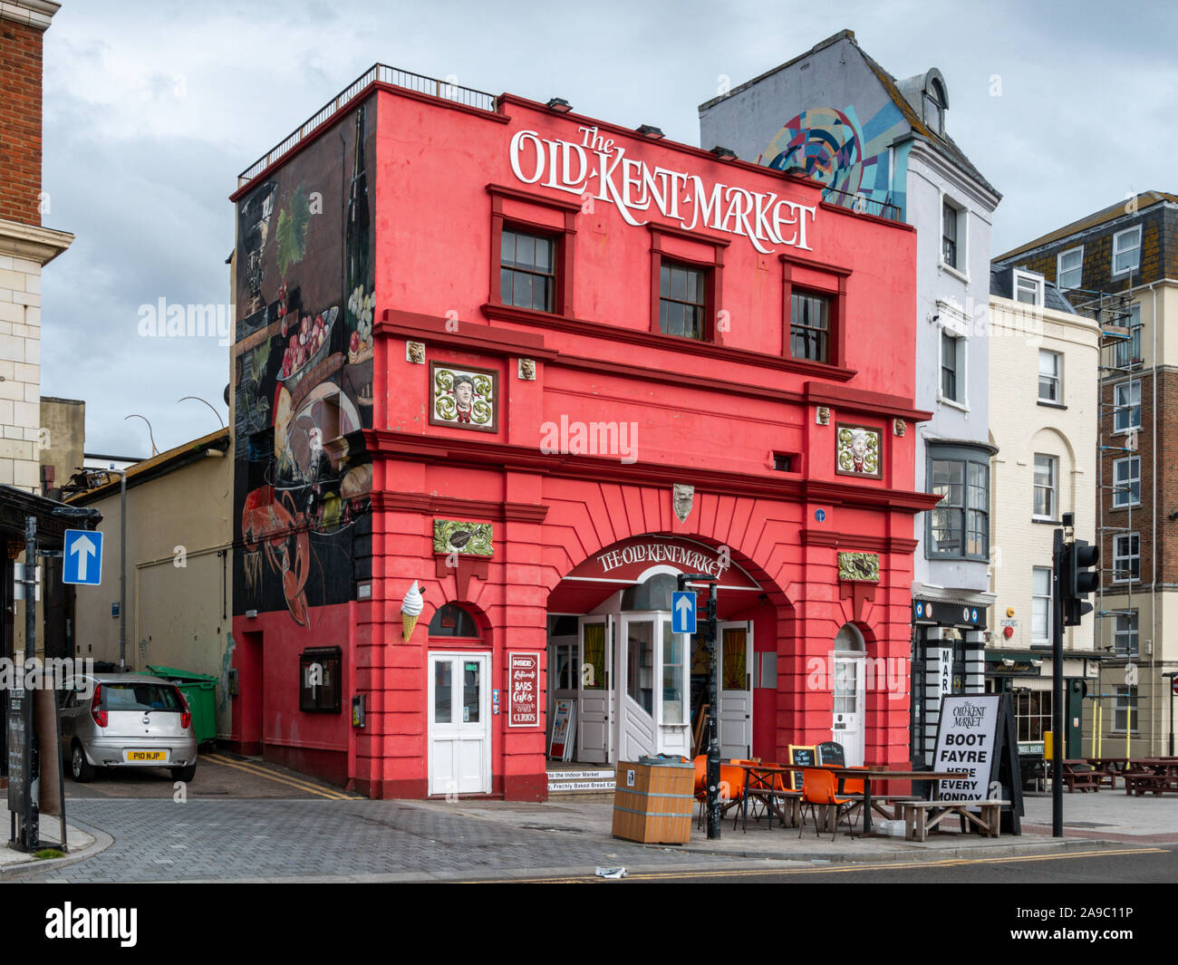 Il vecchio mercato di Kent public house e alloggiamento di diversi alimenti e bancarelle di artigiani, sito della parata vecchio cinema, in Margate, Kent, sud-est dell' Inghilterra. Foto Stock
