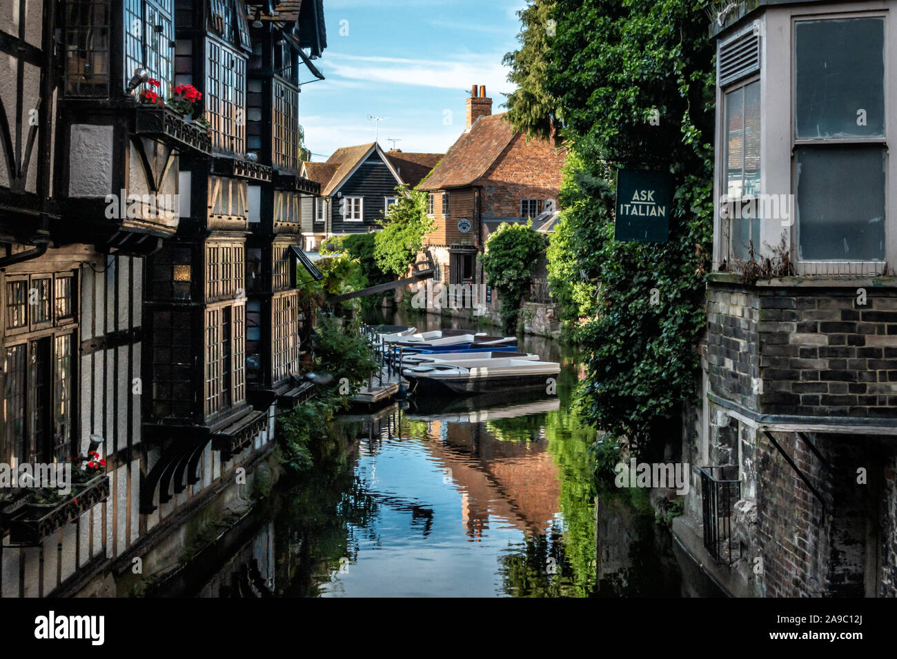 La Weaver's House e barche sul Fiume Stour, che scorre attraverso di Canterbury, una cattedrale della città nel Kent, sud-est Inghilterra, Regno Unito Foto Stock