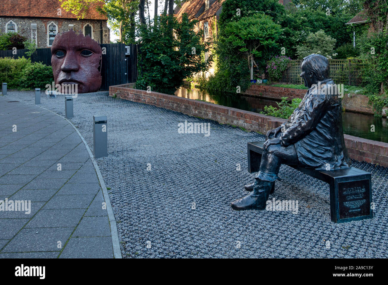 Una statua di bronzo del Kent comico e pantomime star Dave Lee al di fuori del Marlowe Theatre, Kent, Gran Bretagna. Foto Stock