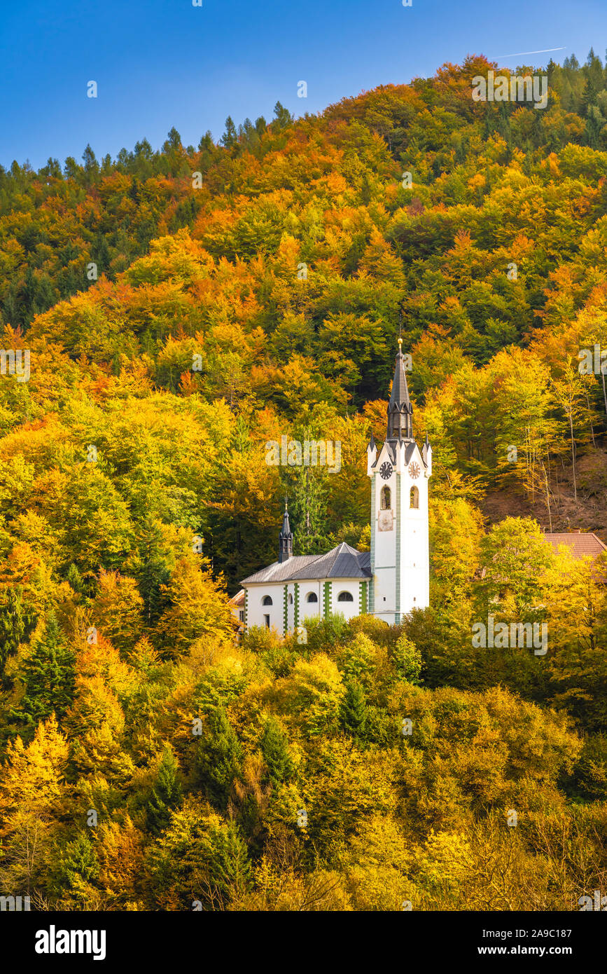La Chiesa di Santa Maria con la caduta delle foglie colore nelle colline sopra Kropa, Slovenia, l'Europa. Foto Stock