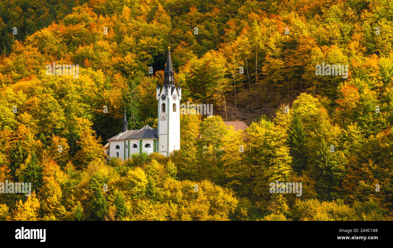 La Chiesa di Santa Maria con la caduta delle foglie colore nelle colline sopra Kropa, Slovenia, l'Europa. Foto Stock