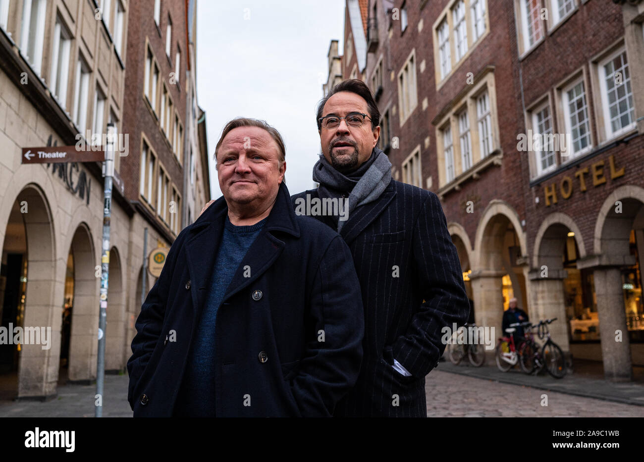 14 novembre 2019, Renania settentrionale-Vestfalia, Münster: gli attori Axel Prahl (l) e Jan Josef Liefers stand presso il Kiepenkerl, la posizione della nuova scena del crimine 'Limbus' in Münster. Foto: Guido Kirchner/dpa Foto Stock