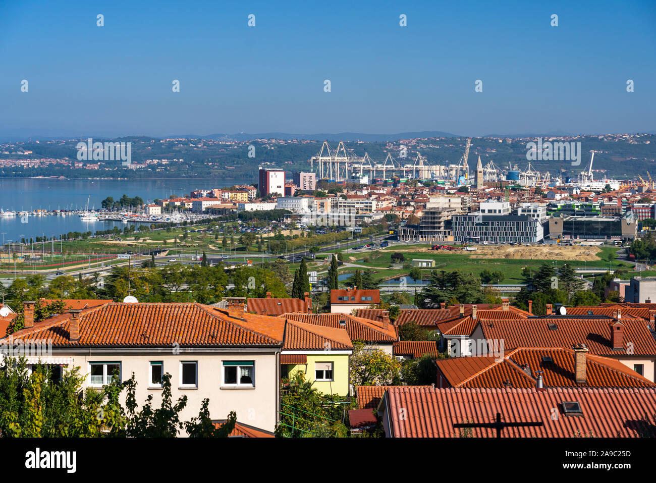 Lo skyline del Mare Adriatico la città portuale di Capodistria, l'Europa. Foto Stock