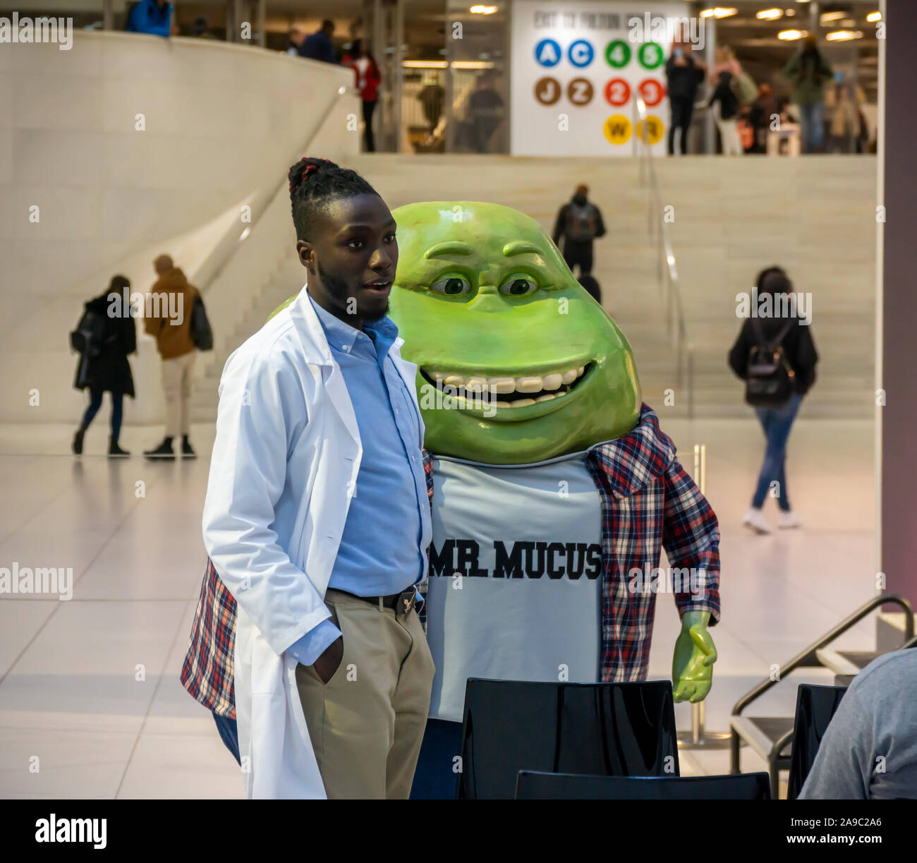 Il sig. muco, mascotte di Reckitt Benckiser del marchio Muciniex tosse e raffreddore medicina presso un branding Mucinex evento nel WTC Oculus in New York Martedì, Novembre 12, 2019. (© Richard B. Levine) Foto Stock